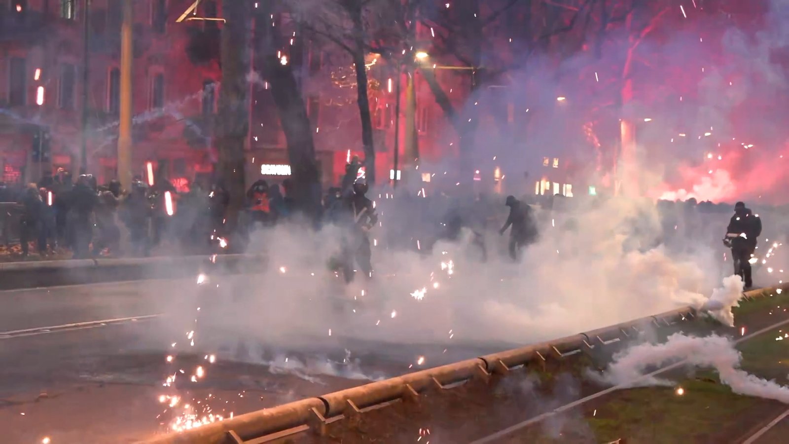 Corteo per Askatasuna a Torino: scontri tra manifestanti e polizia con petardi e lacrimogeni