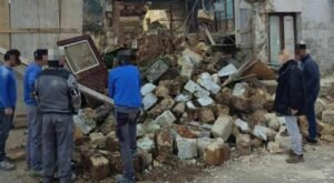 Erchie, crolla una palazzina a pochi metri dal Comune: tragedia sfiorata in pieno centro