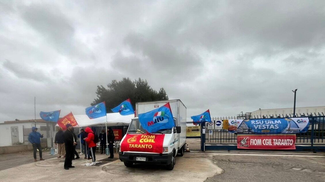 Fiom e Uilm: no al trasferimento di Vestas da Taranto, undicesimo giorno di sciopero