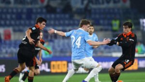 Il Como supera la Lazio, Fabregas sfida Sarri per l'Europa nella Serie A