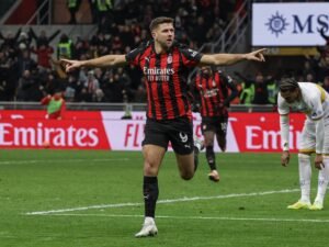Il Milan supera il Lecce a San Siro e risponde all'Inter: Fullkrug regala i tre punti ai rossoneri.
