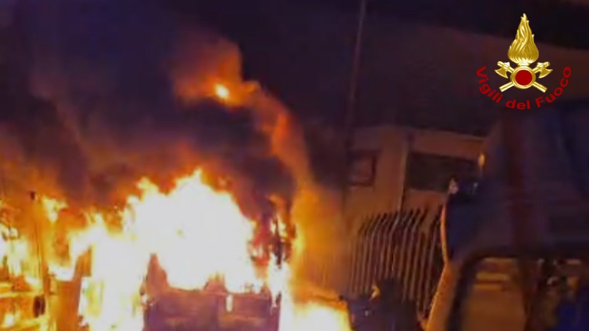 Incendio vicino alla parrocchia di San Gabriele dell'Addolorata a Bari: distrutte tre ambulanze, chiesa salvata dai vigili