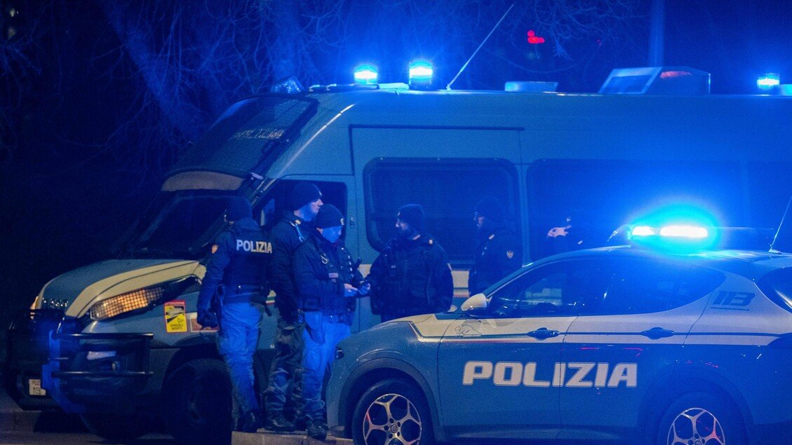 Indagato per omicidio volontario il poliziotto che ha sparato a Milano