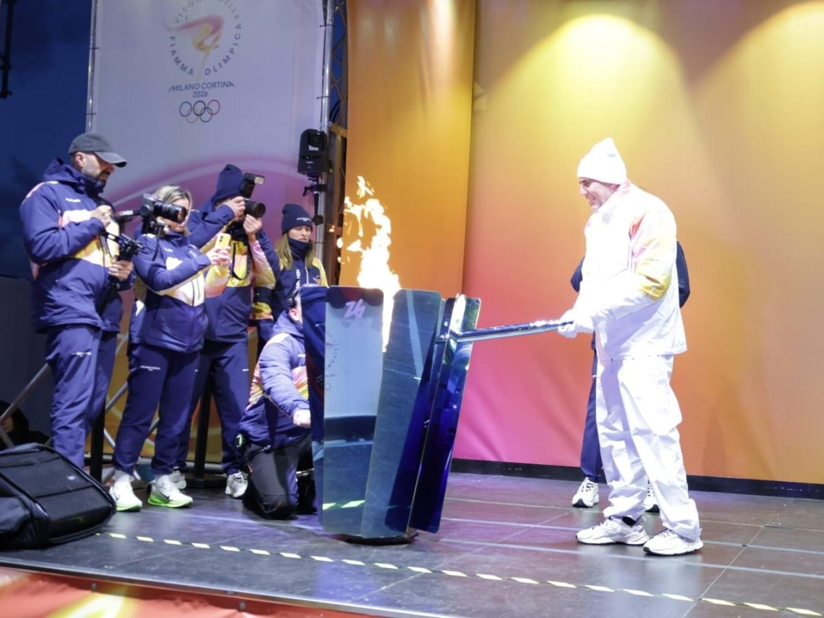 La fiamma olimpica di Milano Cortina arriva a Bari. L'ultimo tedoforo, Caporusso: «Grande emozione»