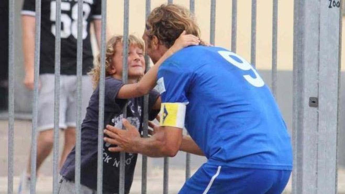 La saga Rubino e i ruoli invertiti: papà Raffaele esulta per i gol di Tommaso con la Carrarese.