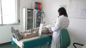 Liste d'attesa e ambulatori aperti fino a tardi: i piani delle Asl e i dubbi dei sindacati su medici e finanziamenti.