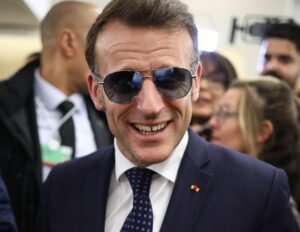 Macron sfoggia il look 'Top Gun' a Davos: cosa si nasconde dietro gli occhiali