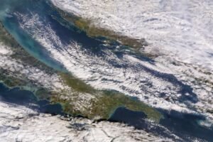 Meteo: Puglia sotto la neve, sul Gargano si attiva l’effetto ASES con scenari invernali.