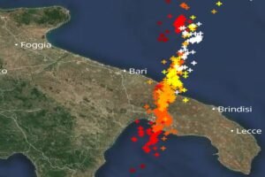 Meteo: violenta squall line colpisce la Puglia con fulmini, nubifragi e danni da vento forte tra Bari, Brindisi e Taranto | FOTO e VIDEO