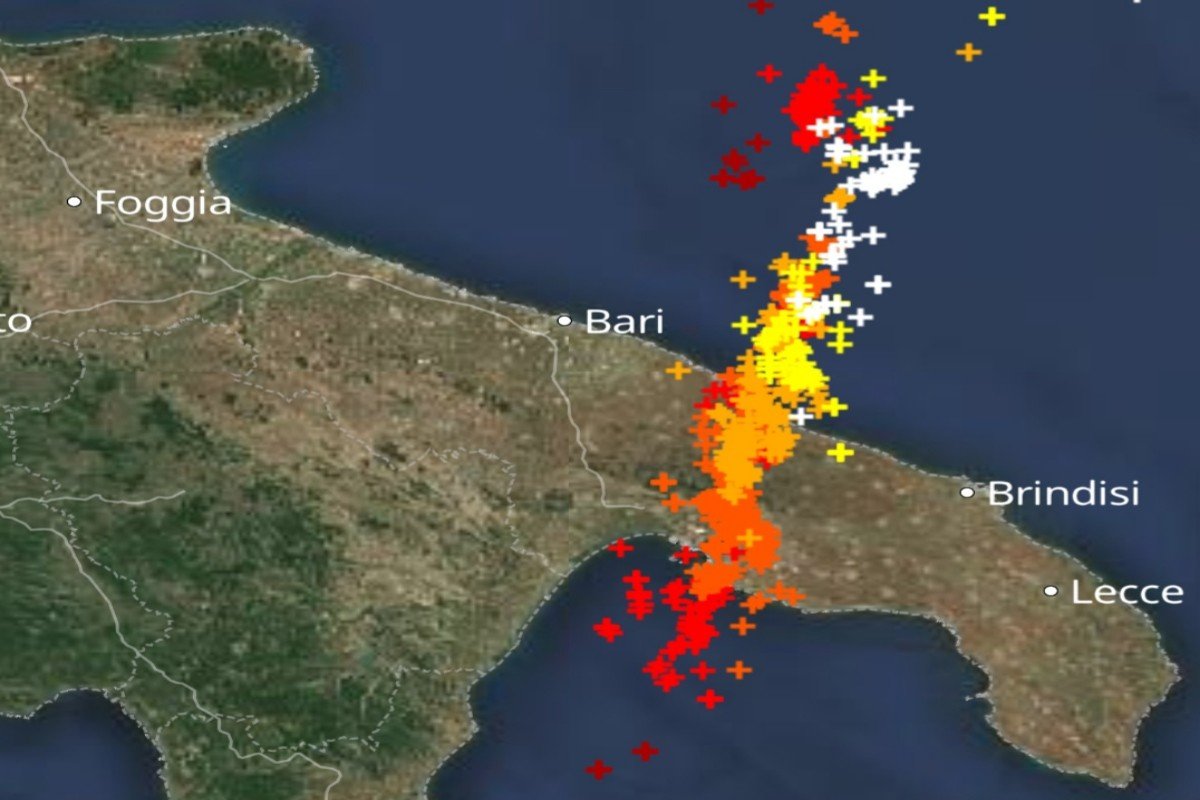 Meteo: violenta squall line colpisce la Puglia con fulmini, nubifragi e danni da vento forte tra Bari, Brindisi e Taranto | FOTO e VIDEO