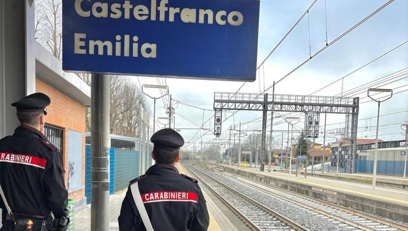 Molesta una giovane disabile sul treno: i passeggeri lo inseguono e soccorrono la vittima