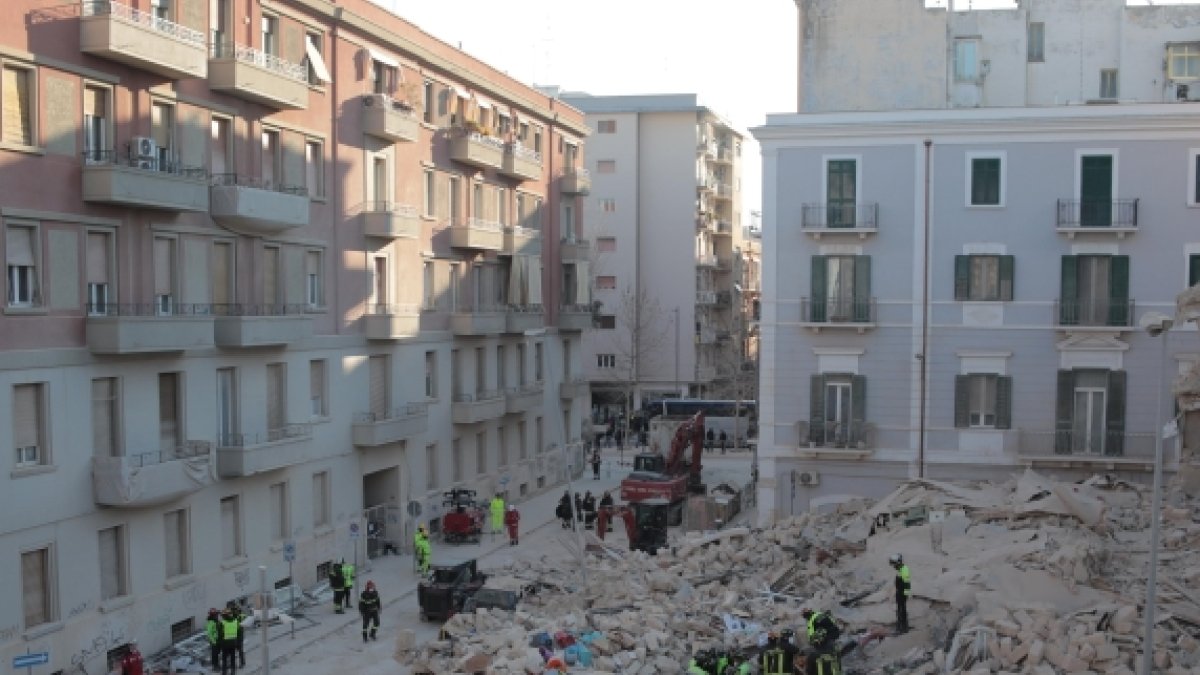 Palazzina crollata a Bari, avviati nuovi scavi per accertare le cause del cedimento.