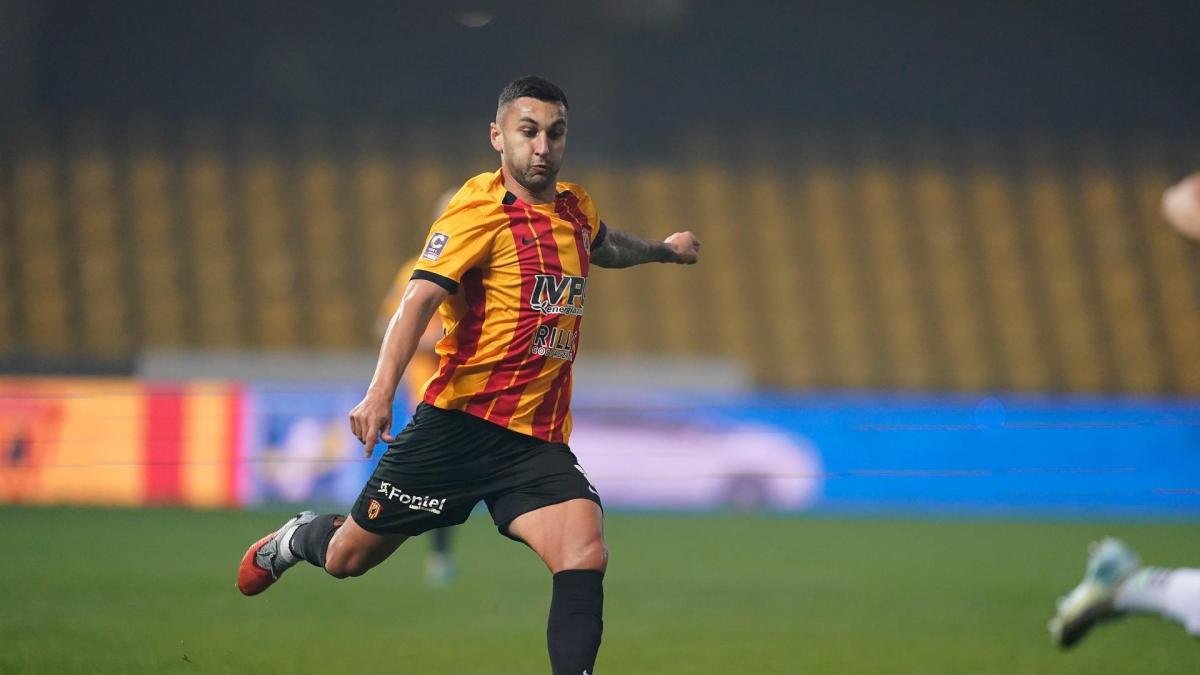 Pazzo Benevento ribalta il Crotone nel finale e resta in testa, mentre la Triestina è sempre più ultima.