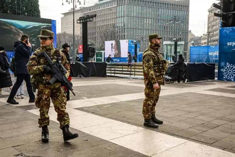 Più militari nelle stazioni e nei luoghi sensibili: il pressing della Lega scuote la maggioranza.