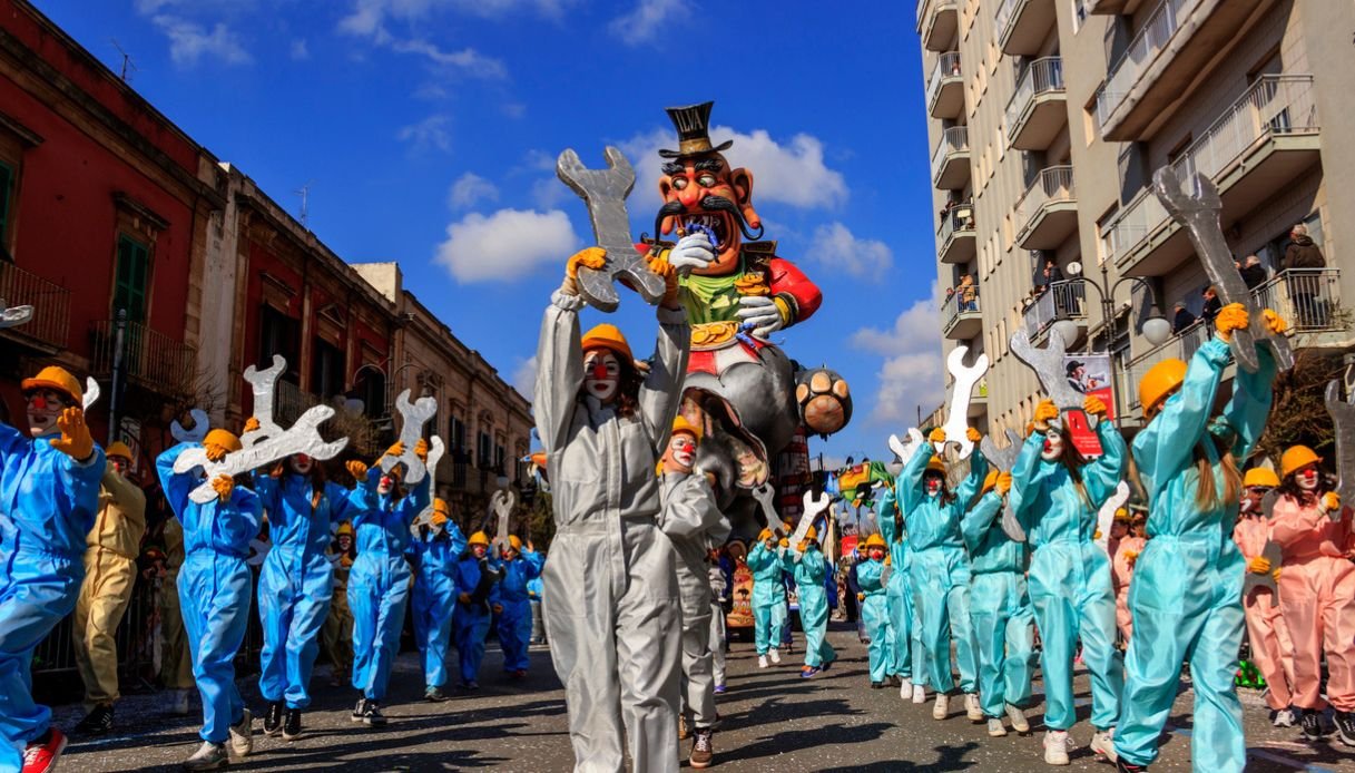 Quando tutto si rovescia: un mese di festa con il Carnevale di Putignano 2026
