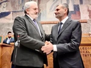 Regione Puglia: Emiliano escluso dalla giunta, Decaro lo nomina consigliere a 130 mila euro all'anno. L'ex governatore furioso, ma accetta.