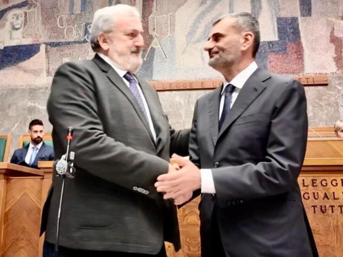 Regione Puglia: Emiliano escluso dalla giunta, Decaro lo nomina consigliere a 130 mila euro all'anno. L'ex governatore furioso, ma accetta.