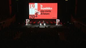 Repubblica celebra 50 anni, tra ironia sulla vendita e memoria collettiva.