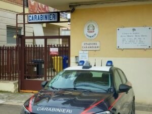 San Ferdinando di Puglia: arrestato un 49enne per aver picchiato e rapinato un'anziana di 86 anni, incastrato da una felpa verde.