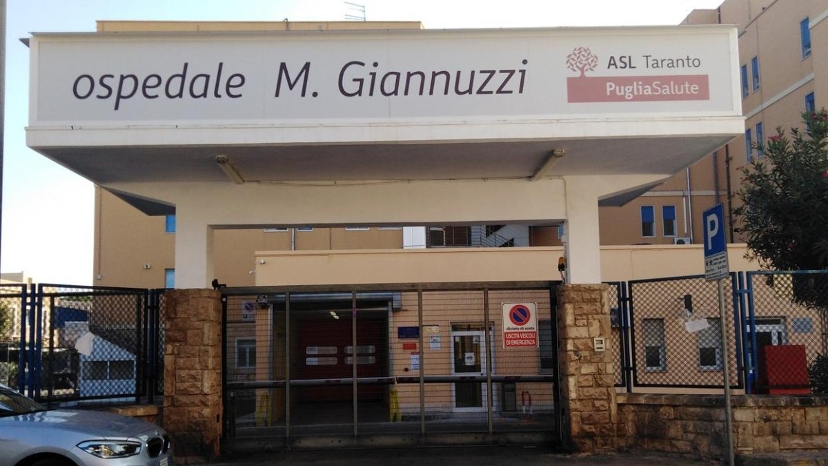 Sava: trovato morto in auto dopo un ricovero per forti dolori al torace.