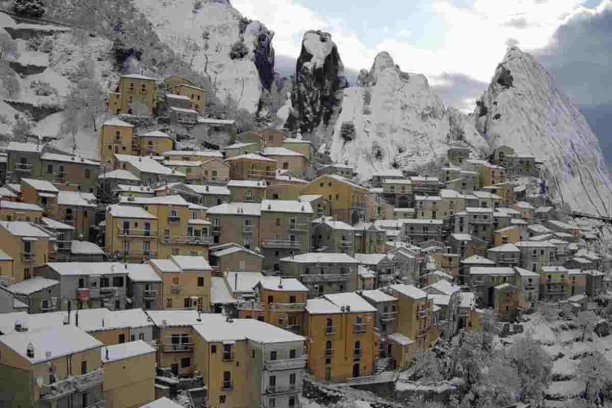 Sembrano le Alpi ma sei al Sud: il borgo innevato dove le case sfidano la gravità tra le vette.