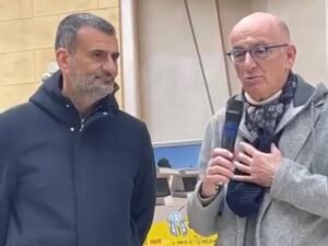 Solidarietà a Bari: Decaro e Sisto si scambiano battute scherzose, poi il neo presidente della Regione intona «Roma Capoccia». In serata arriva anche Al Bano.