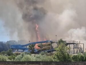 Taranto, incendio al Lido Silvana: chiesto il processo per 14 persone dopo la morte di un'anziana