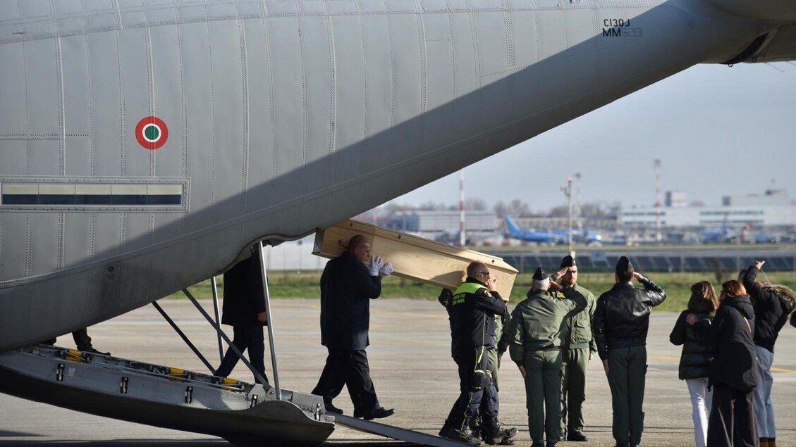 Tornate in Italia le salme delle vittime di Crans-Montana. Identificati tutti i 116 feriti.