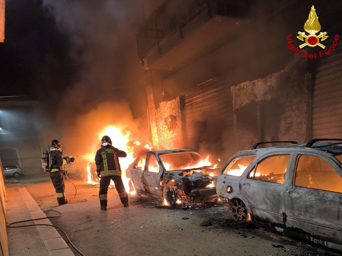 Tre auto in fiamme a Bitonto, vigili del fuoco al lavoro tutta la notte; alcune palazzine evacuate temporaneamente.
