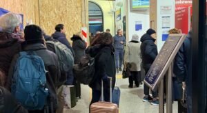 Treni fermi e ritardi fino a 330 minuti: bloccati i collegamenti dalla Puglia al Nord, caos sui binari.