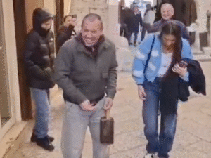 Antonio Cassano torna tra i vicoli di Bari vecchia dopo 16 anni con moglie e figli: selfie, abbracci e orecchiette a profusione