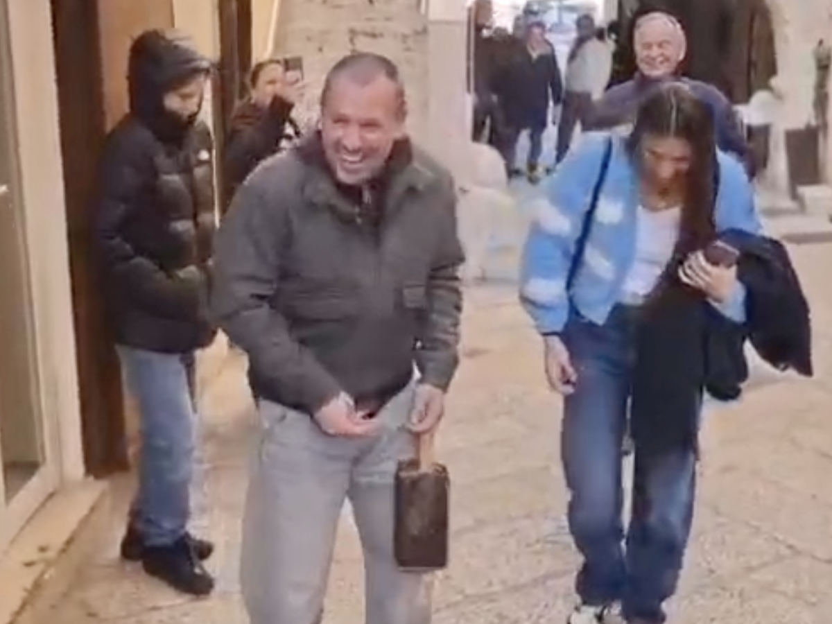 Antonio Cassano torna tra i vicoli di Bari vecchia dopo 16 anni con moglie e figli: selfie, abbracci e orecchiette a profusione