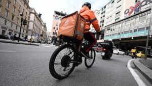 Assunzioni e salario fisso: Just Eat cambia approccio per i rider