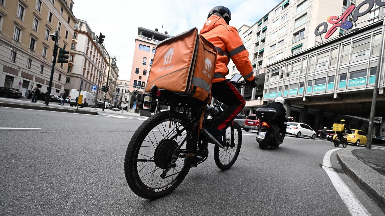 Assunzioni e salario fisso: Just Eat cambia approccio per i rider