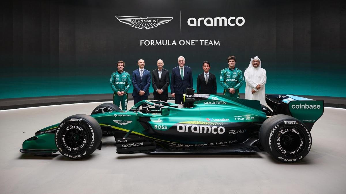 Aston Martin presenta la livrea della AMR26: inizia l'era Newey. Alonso: "C'è fame di vittorie"