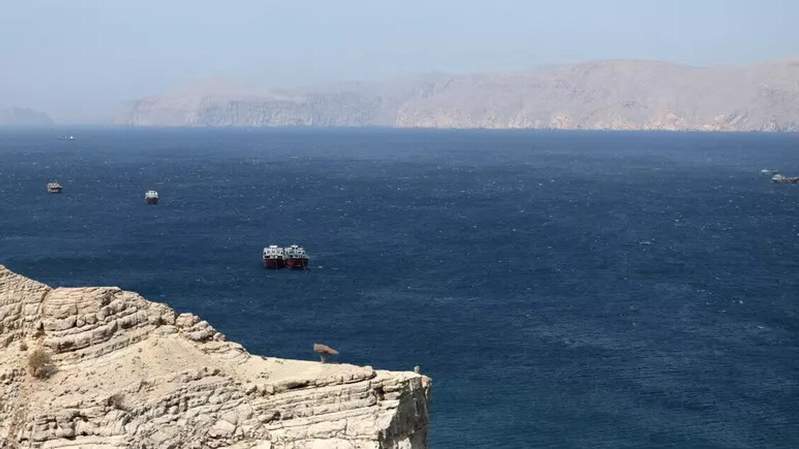 Attacco all'Iran: Teheran chiude Hormuz, a rischio un quinto del petrolio mondiale