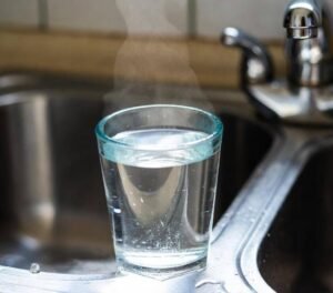 Bere acqua calda fa bene? Tre risposte definitive e un rischio da considerare.