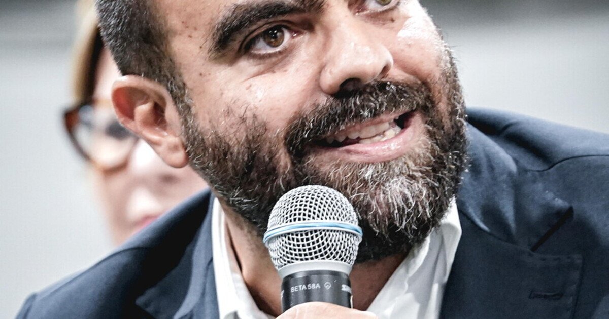 Chi è Marco Grimaldi, il vicecapogruppo di Avs che cerca di giustificare l'ingiustificabile dopo il corteo di Torino