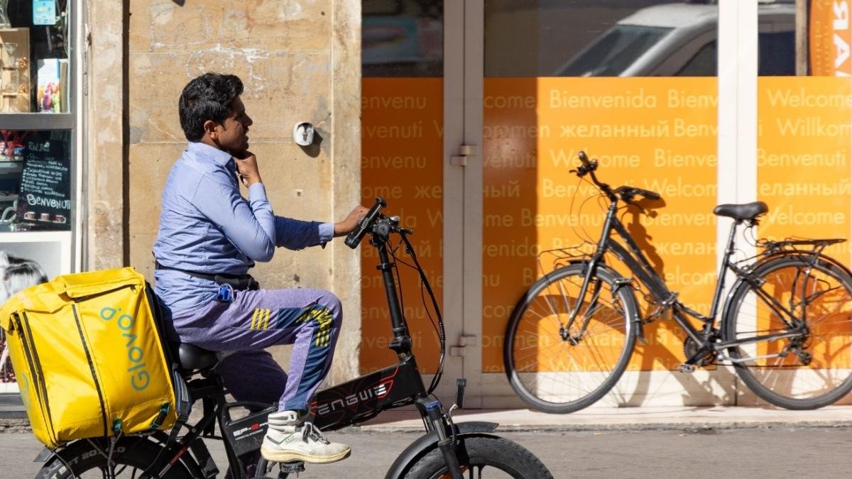 Decine di km al giorno, tra 2 e 4 euro lordi a consegna: la dura vita dei rider a Firenze e oltre