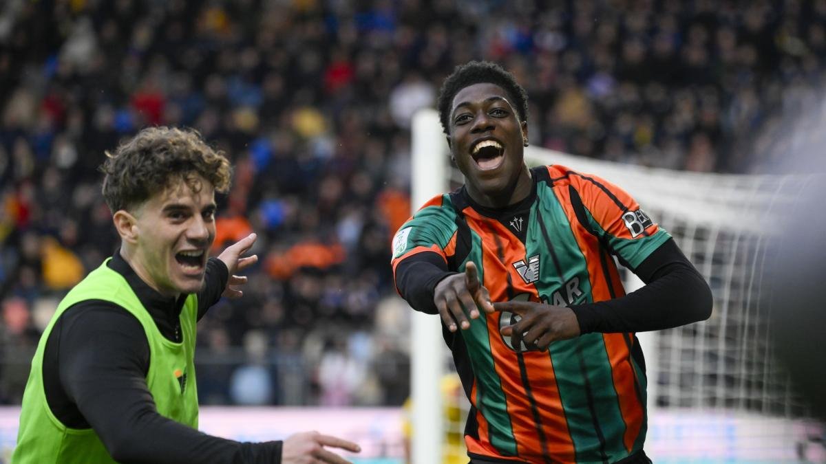 Doumbia ribalta il Frosinone: il big match di Serie B va al Venezia, mentre il Palermo supera l'Empoli.