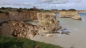Drammatico crollo dell'arco degli innamorati in Puglia, con l'intera regione a rischio lungo le coste.