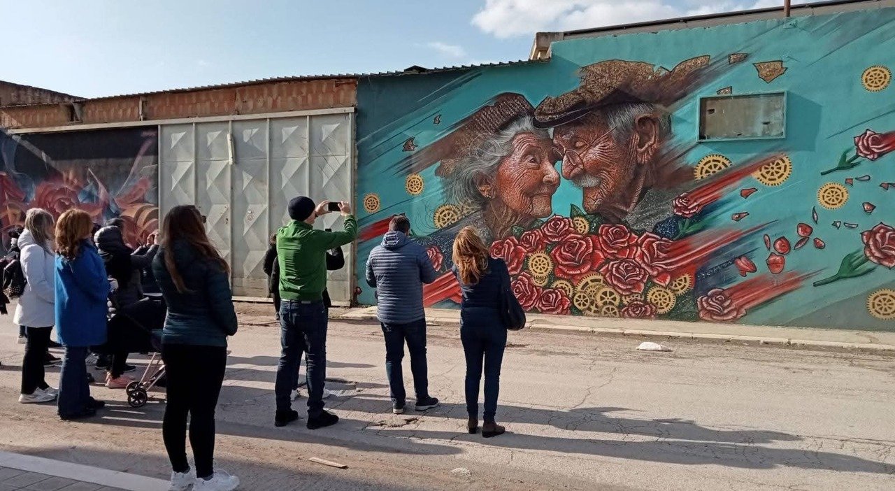 In Puglia un paese di 5mila abitanti è diventato famoso per i murales: oltre 150 negli ultimi 7 anni, e parlano (anche) d'amore.