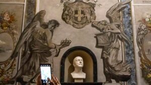 Intervento della soprintendenza sull'angelo con il volto di Meloni: il vicariato chiede di non utilizzare il sacro.