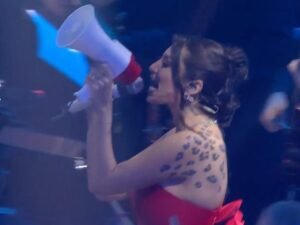 La classifica del Fantasanremo 2026 dopo la quarta serata: il bonus per le Paralimpiadi e il megafono dei festini bilaterali