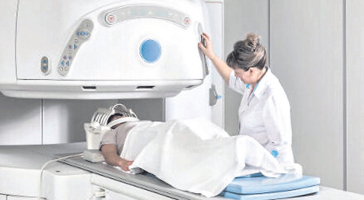 Liste d'attesa in Puglia: 590 macchinari disponibili, ma pochi medici. Confronto con l'Emilia Romagna.