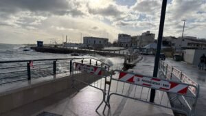 Maltempo, crolla un tratto del lungomare a sud di Bari
