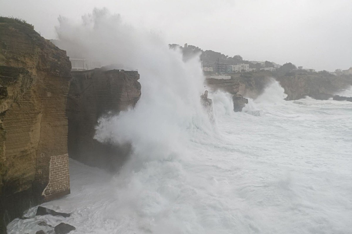 Maltempo in Puglia: Ionio in tempesta e Scirocco senza tregua, costa salentina esposta a vento e piogge intense | VIDEO