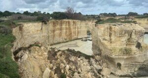 Maltempo: la Calabria chiede lo stato d'emergenza, crolla l'Arco dell'Amore di Melendugno in Puglia.