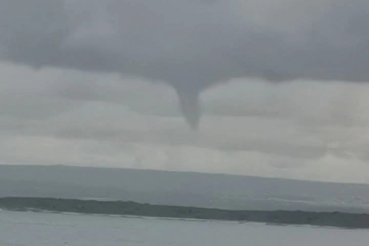 Meteo Puglia: marcata instabilità sul Salento con segnalazione di funnel cloud tra Matino e Gallipoli, possibile tornado | VIDEO