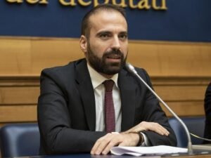 «Mi sembri davvero molto brutto»: il deputato Marattin offende un insegnante di Matera con deformità facciale, poi si scusa.